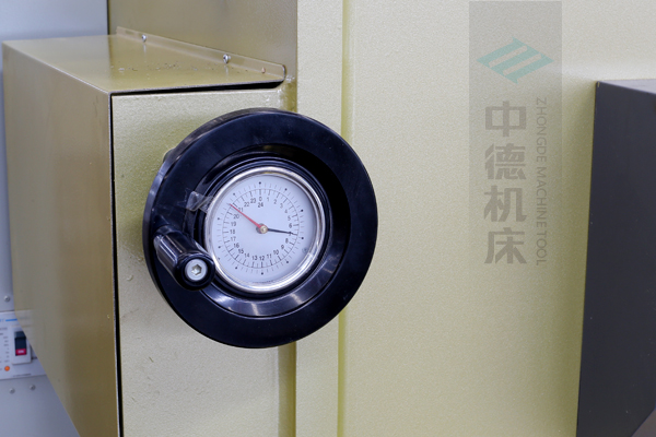 ZDG-832刀片間隙調(diào)節(jié)裝置，設(shè)置在機(jī)架前面，并有刻度顯示，調(diào)節(jié)方便.jpg